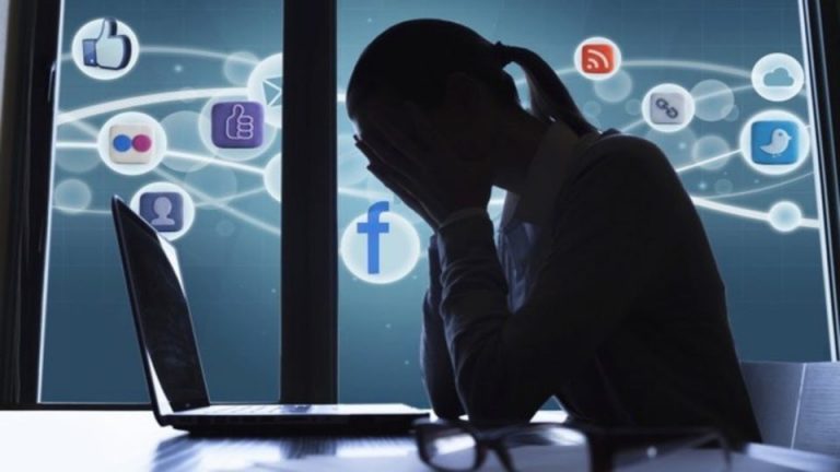 social media causes depression essay